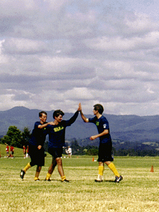 [Photo of UCSC ultimate team giving the high five]